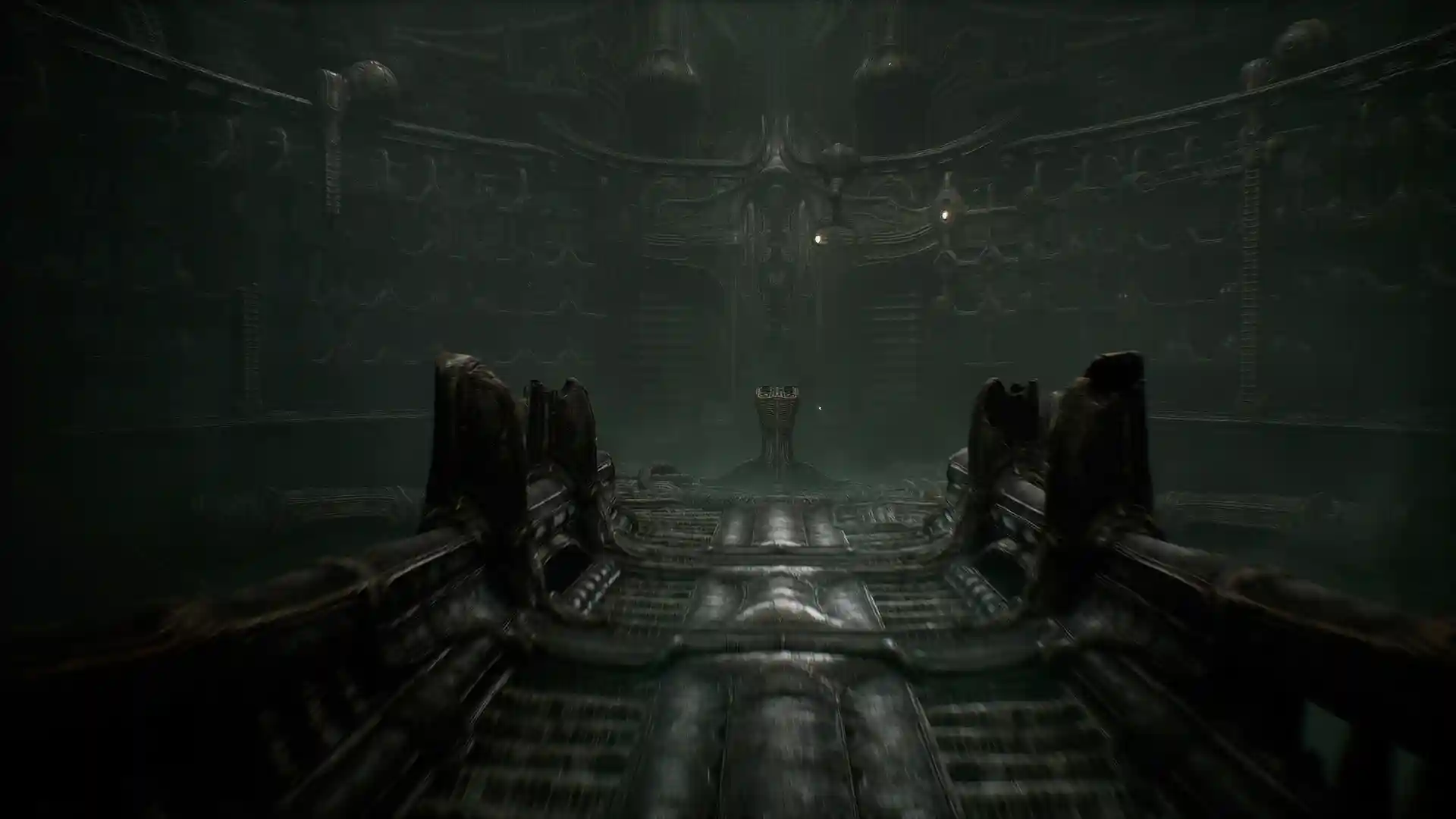 Первое лицо персонажа, держащего биомеханическое оружие в мрачном коридоре.
