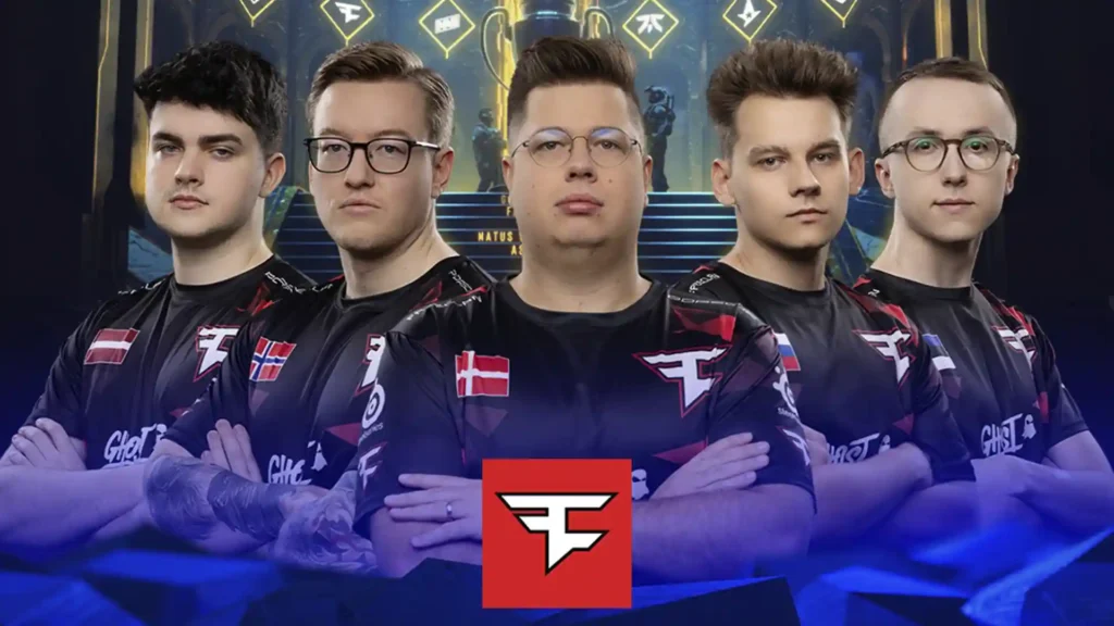 Команда FaZe Clan на фоне кубка IEM