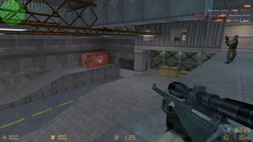 Игрок в Counter-Strike 1.6 находится в ожидании противника