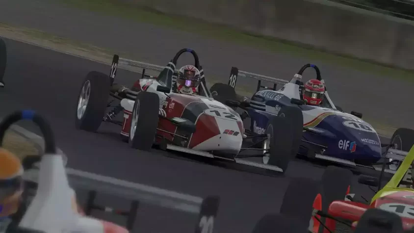 Два автомобиля, соревнующихся на трассе в iRacing