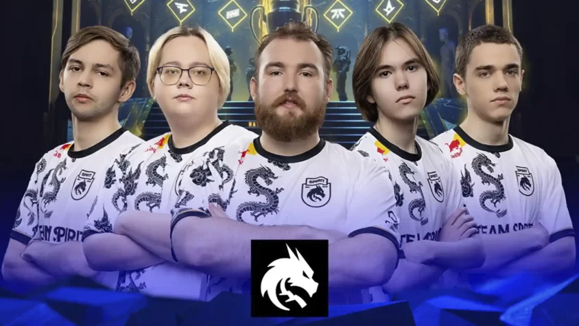 Команда Team Spirit позирует на фоне кубка IEM