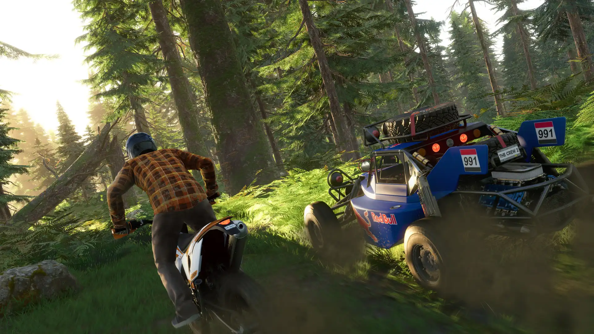 Гонщики на мотоцикле и багги пробиваются через лесную местность в The Crew 2