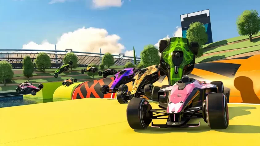 Гоночные автомобили Trackmania на яркой трассе с препятствиями