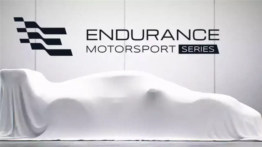 Закрытый белым чехлом гоночный автомобиль с логотипом Endurance: Motorsport Series на фоне.