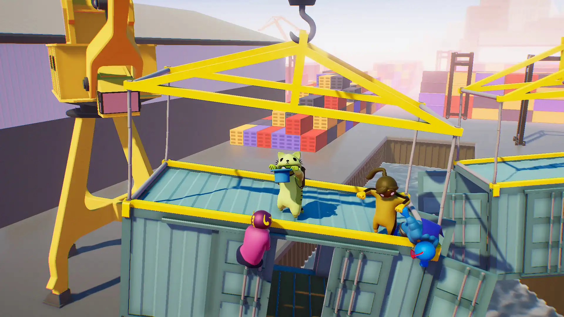 Персонажи Gang Beasts на подвесной рабочей платформе.