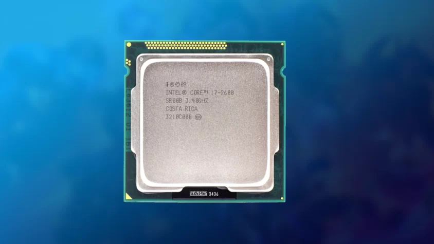 Процессор Intel Core i7-2600 на белом фоне