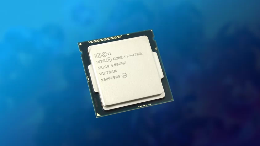 Процессор Intel Core i7-4790K на белом фоне