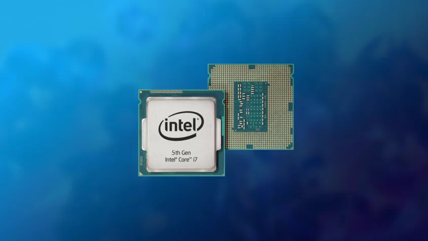 Процессор Intel Core i7-5500U на белом фоне