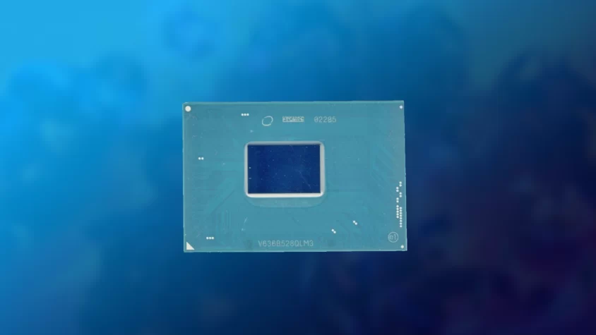 Процессор Intel Core i7-7820HQ на белом фоне