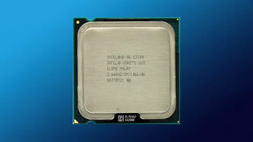 Процессор Intel Core2 Duo E7300 на синем фоне.