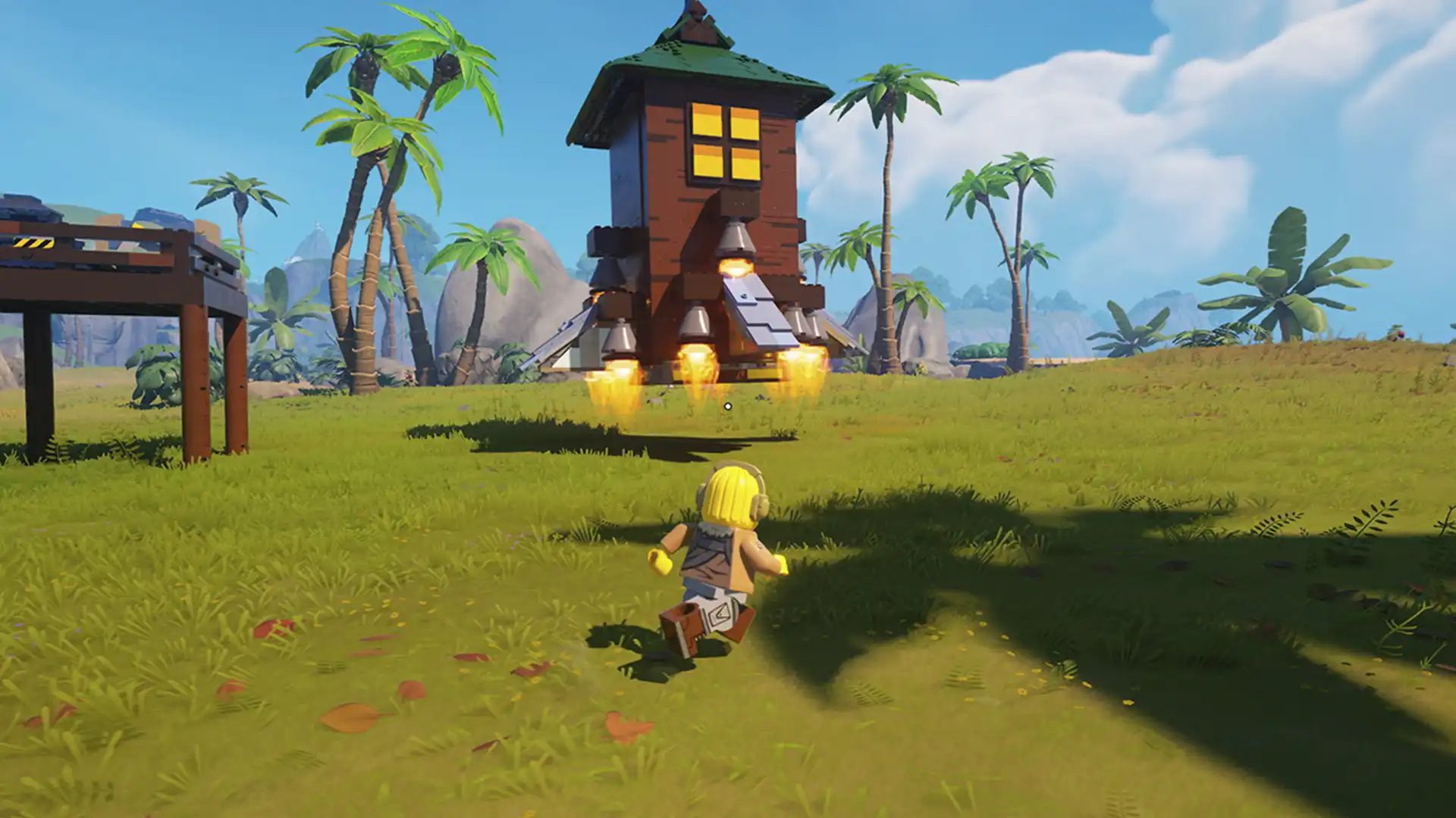 Женский персонаж LEGO Fortnite рядом с домом на дереве