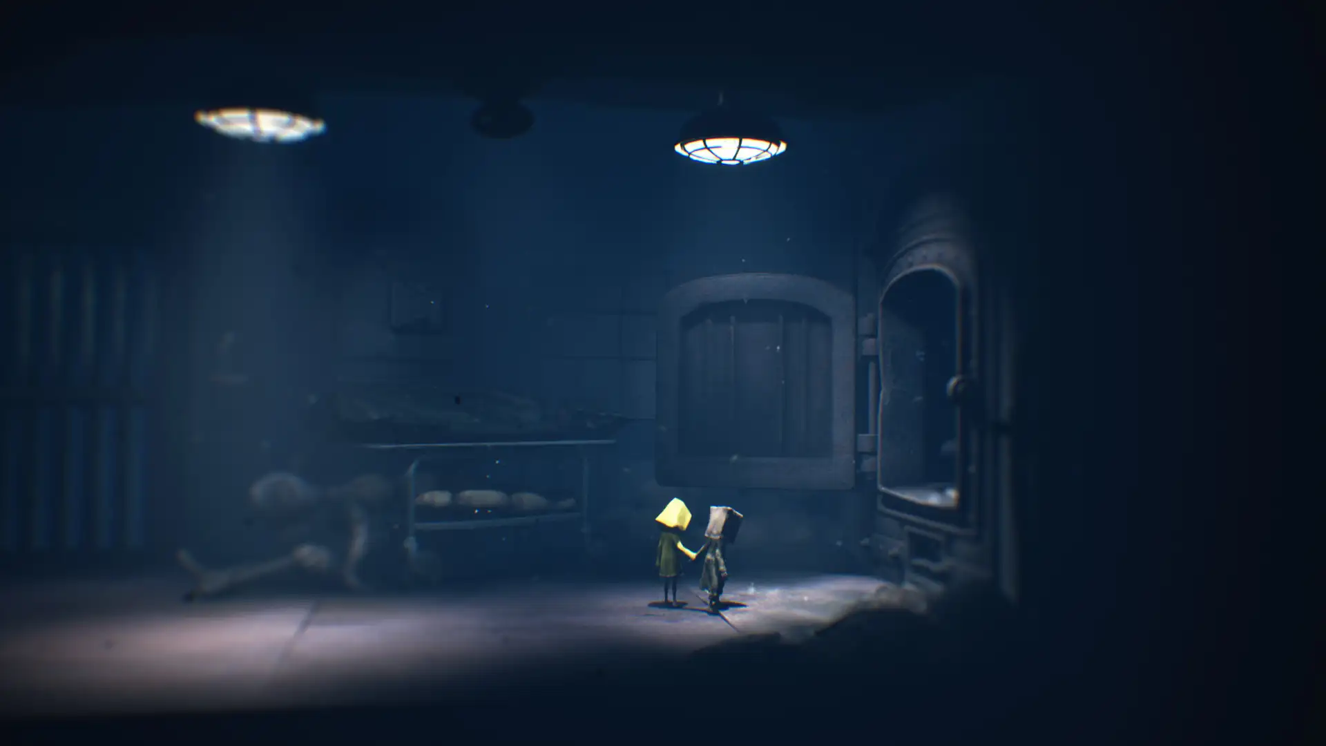 кадр из игры Little Nightmares II - персонажи держат друг друга за руки