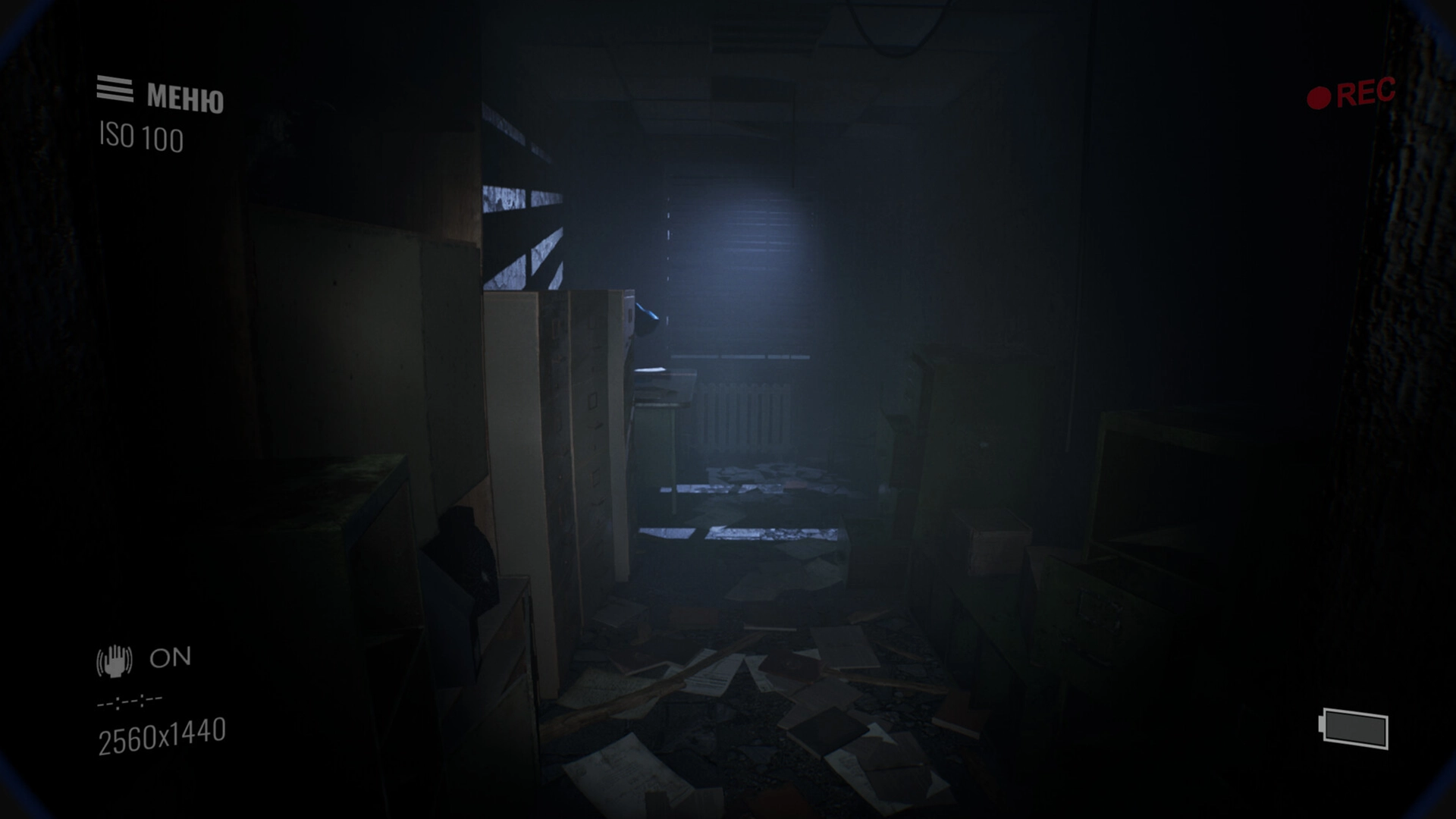 Скриншот игры Paranormal Records с темным коридором и старой мебелью.