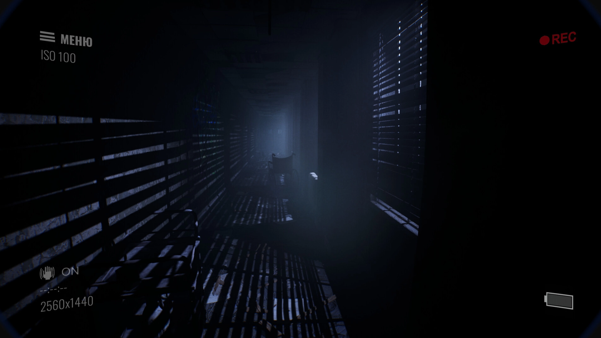 Темный коридор с тенью от решеток в игре Paranormal Records.