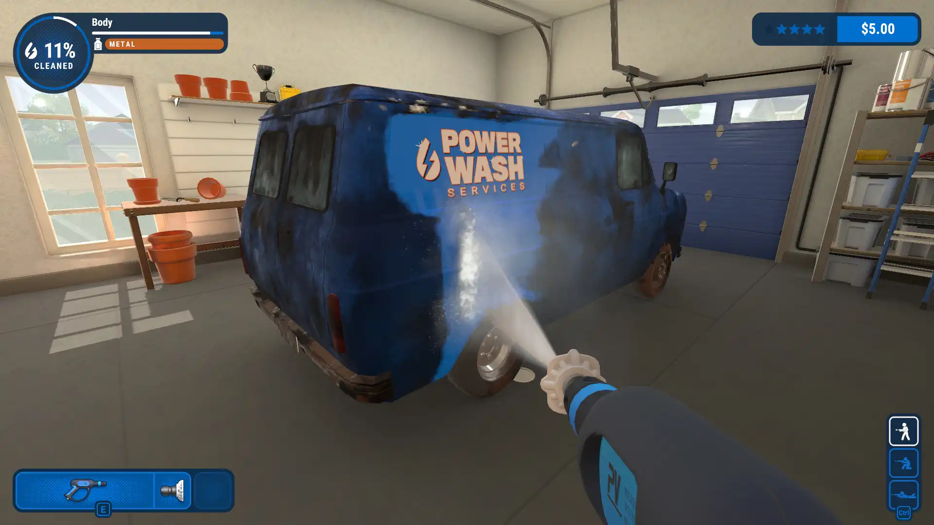 Процесс чистки голубого фургона в PowerWash Simulator.
