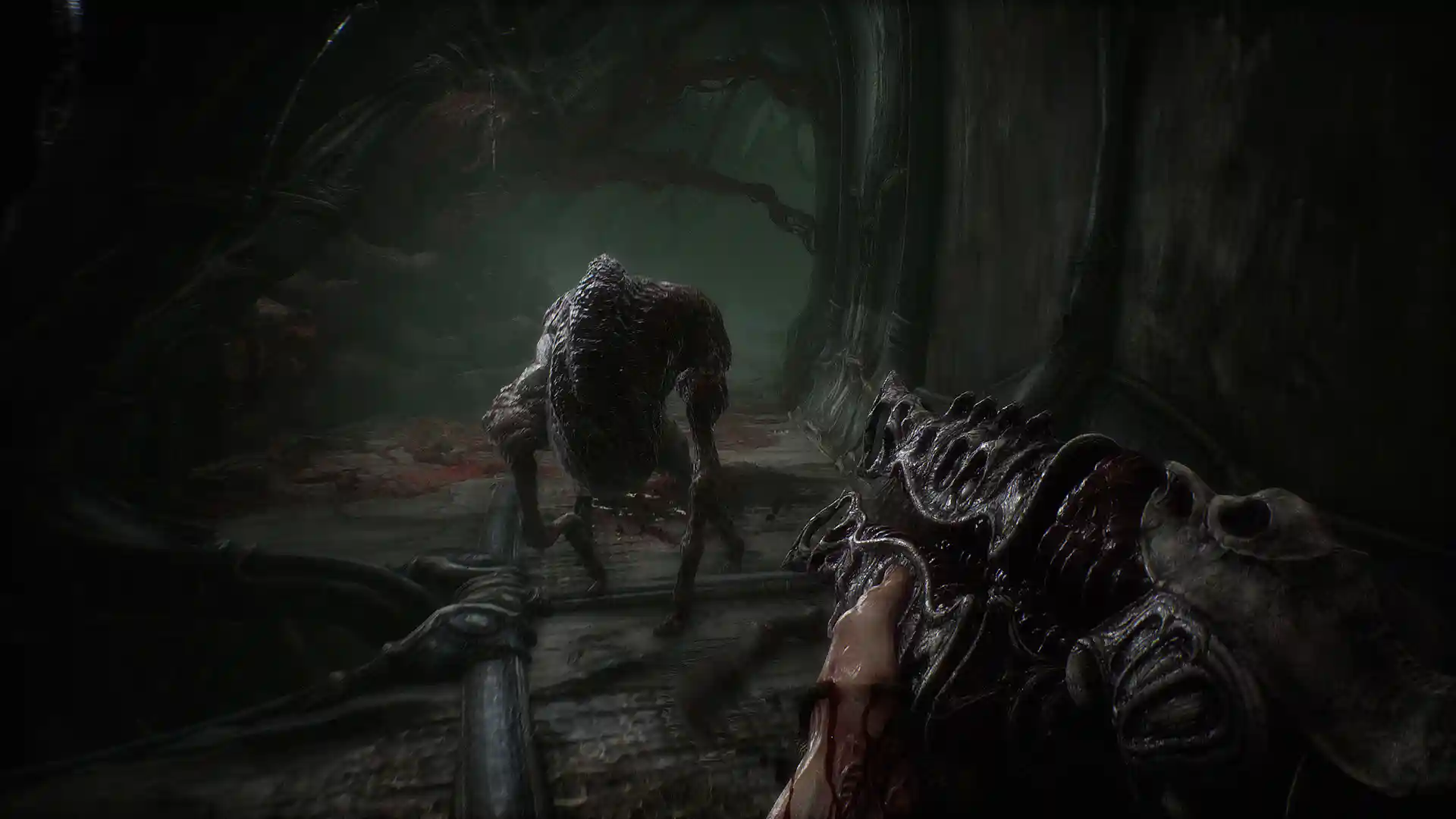 Существо из игры Scorn в тускло освещённой пещере