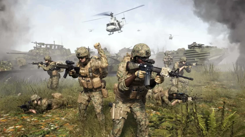 Обновление Squad Hotfix 7.1.1 от 21 февраля 2024 года. Солдаты в полном боевом обмундировании действуют на фоне боевой техники.