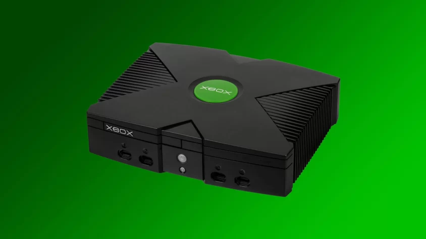 Первая игровая консоль Microsoft Xbox на зелёном фоне