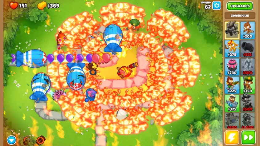 Скриншот с огненными взрывами Bloons TD 6