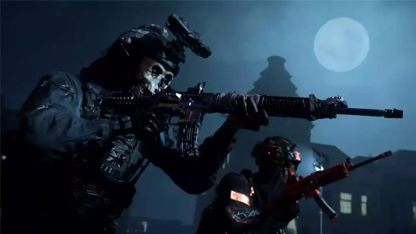 Темный персонаж с оружием в ночной миссии Call of Duty Modern Warfare II