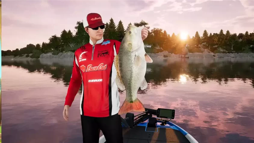 Рыболов с гигантской рыбой в руках в игре Fishing Sim World Pro Tour