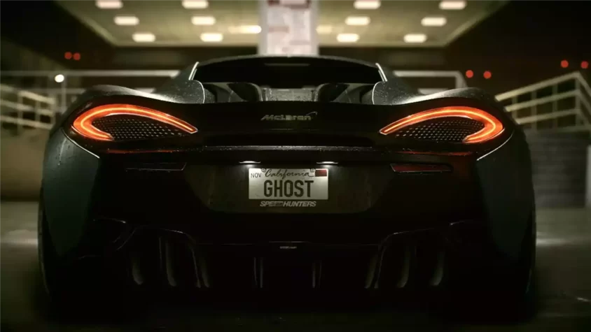 Черный McLaren с номером ‘GHOST’ на задней панели в ночной парковке
