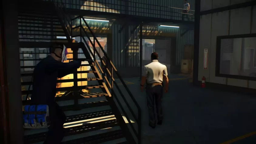 Персонаж из PAYDAY 2 на лестнице, пряча деньги в рюкзаке