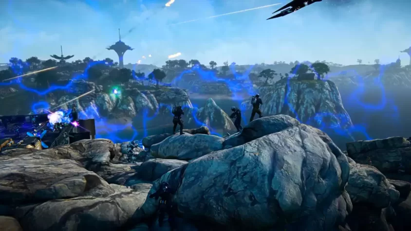 Скриншот из игры PlanetSide 2 с солдатами и воздушной битвой в фоновом режиме