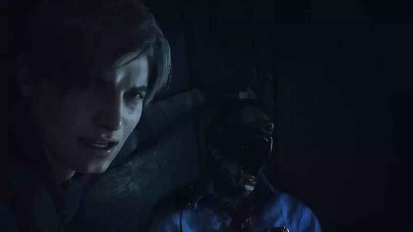 Леон с фонариком в темном коридоре в Resident Evil 2