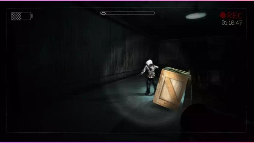 Скриншот игры: стена и коробка с мистическим персонажем в Slender: The Arrival VR