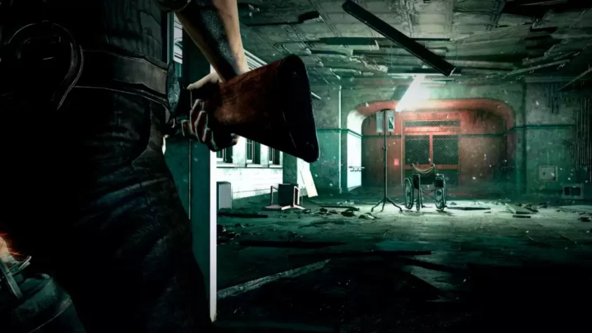 Персонаж на коленях в игре The Evil Within, преследуемый чудовищем