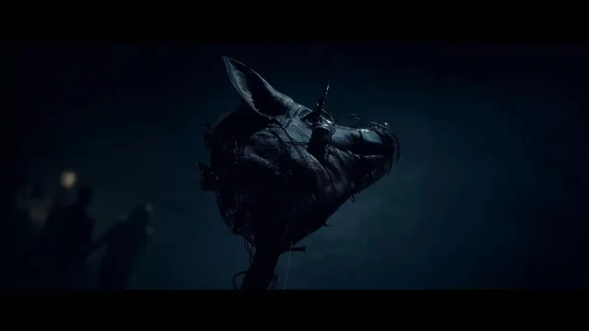 Страшная фигура с маской