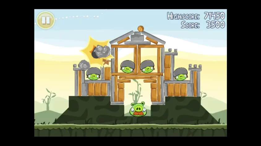Уровень в Angry Birds с разрушением конструкции из деревянных блоков