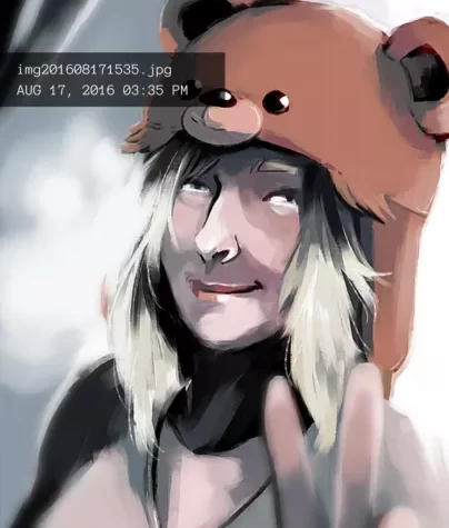 Экран смартфона с фотографией Лауры в костюме медвежонка