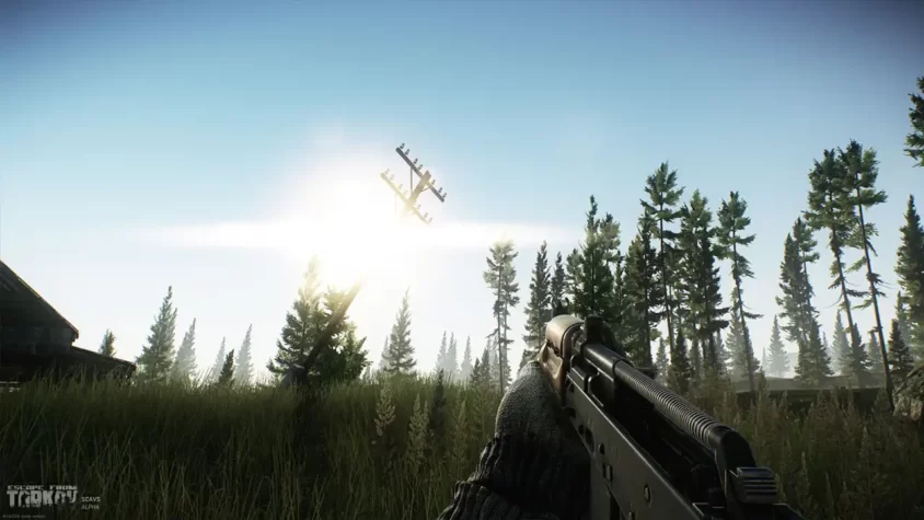 Скриншот из игры Escape from Tarkov – Вид на пейзаж с оружием в руках