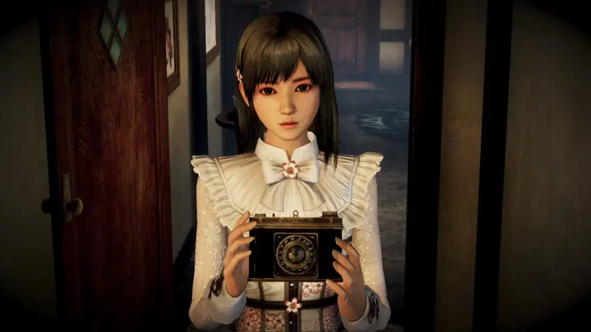 Игровой процесс Fatal Frame: Maiden of Black Water с персонажем, снимающим на камеру