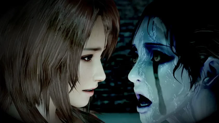 Кадр из Fatal Frame: Maiden of Black Water с двумя персонажами, стоящими рядом с привидением