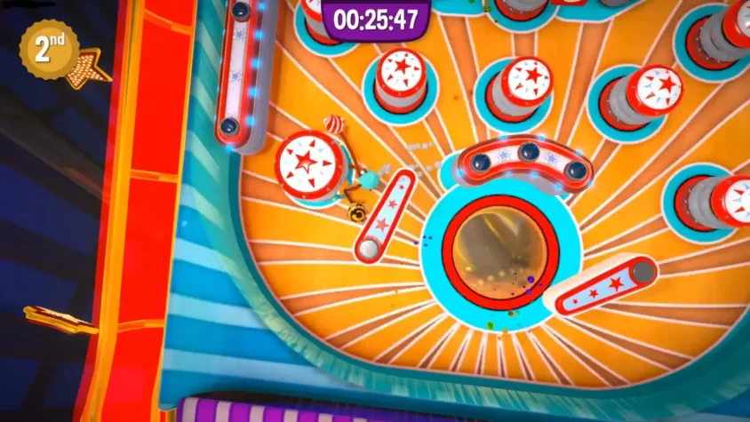 Персонажи игры Fling to the Finish в лабиринте с пинболом