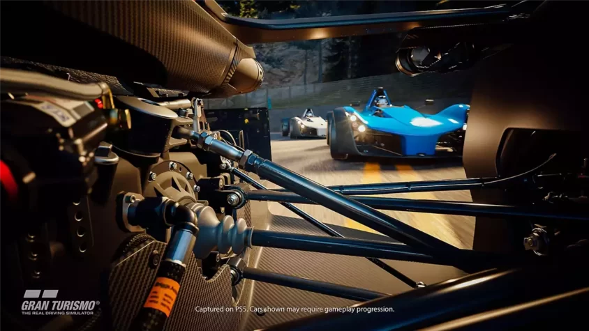 Вид с кабины машины в Gran Turismo 7