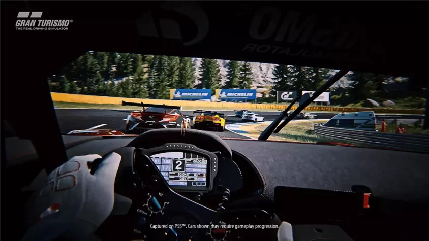 Вид из кабины автомобиля во время гонки в Gran Turismo 7