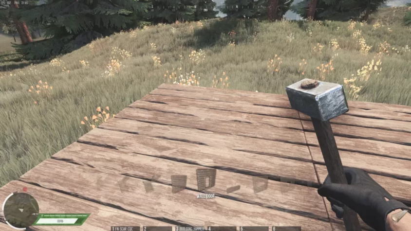 Геймплей Infestation: The New Z, где игрок строит деревянный пол с помощью молота