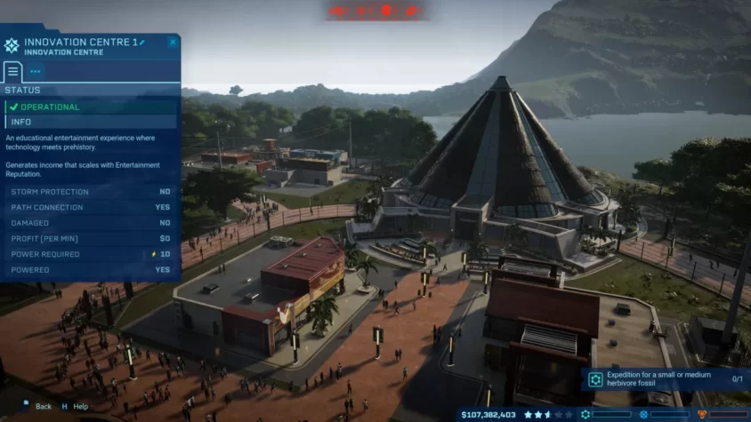 Экспозиционный центр с высоким зданием и толпой туристов в Jurassic World Evolution