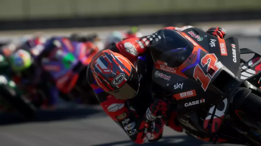 Мотоциклисты на треке в MotoGP 24, в динамичном повороте