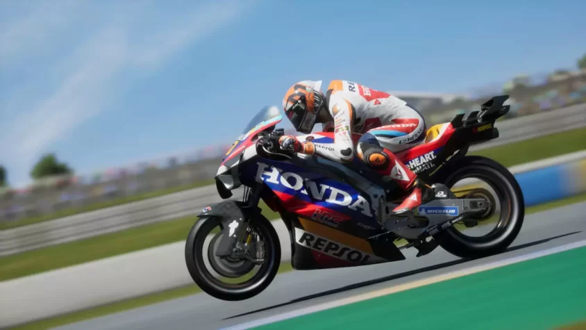 Мотоциклист Honda на трассе в MotoGP 24
