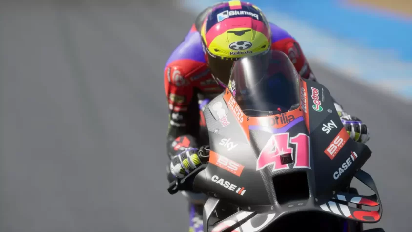 Гонщик на Aprilia в MotoGP 24 на полном ходу