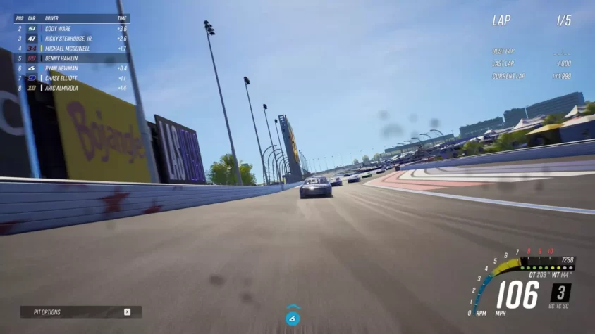 Вид из машины в игре NASCAR 21: Ignition, гонка в разгаре