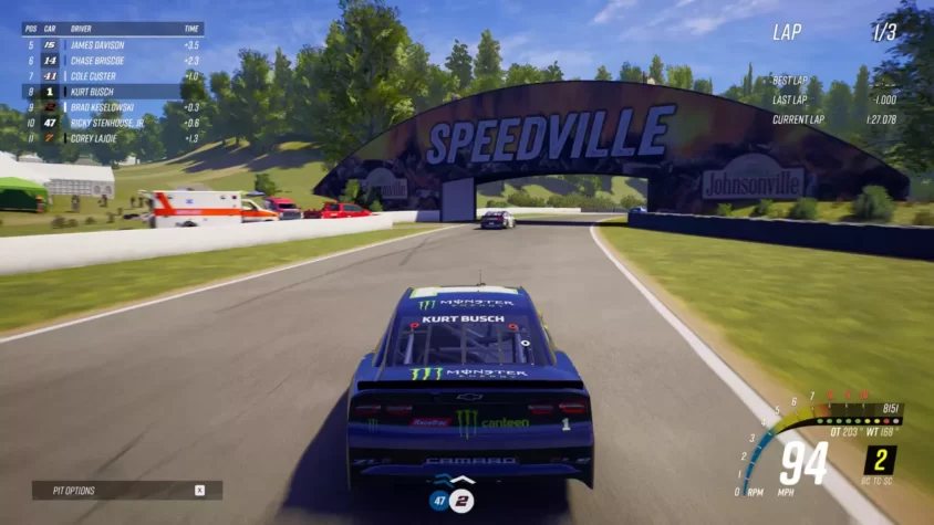 Гонка в NASCAR 21: Ignition с видом на трассу и гоночный автомобиль Курта Буша