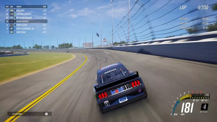 Гонка на высокой скорости в NASCAR 21: Ignition с видом на автомобиль Кевина Харвига
