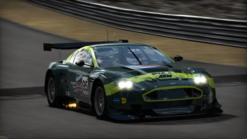 Зеленый и черный Aston Martin в процессе гонки