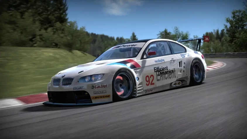 BMW M3 в спортивной гонке на извилистом треке